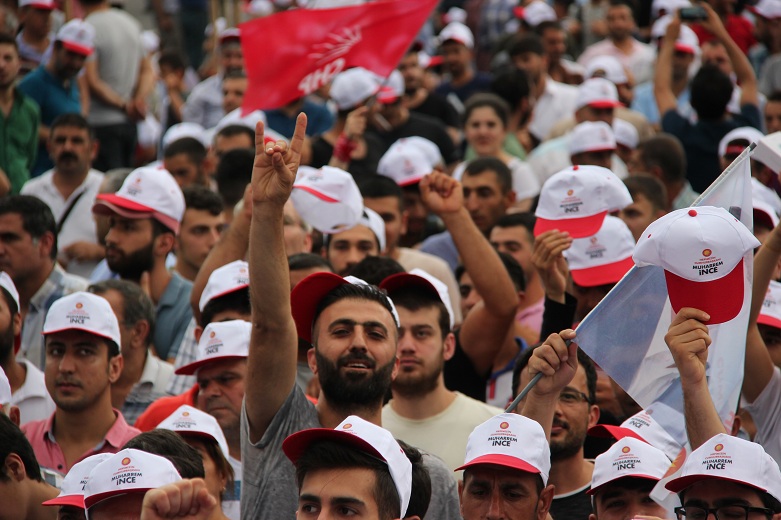 Bozkurt işareti yapan bir kişi